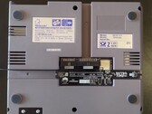 Der NES-Hub im Expansion Port. (Foto: @Time2Retro / Retrotime)