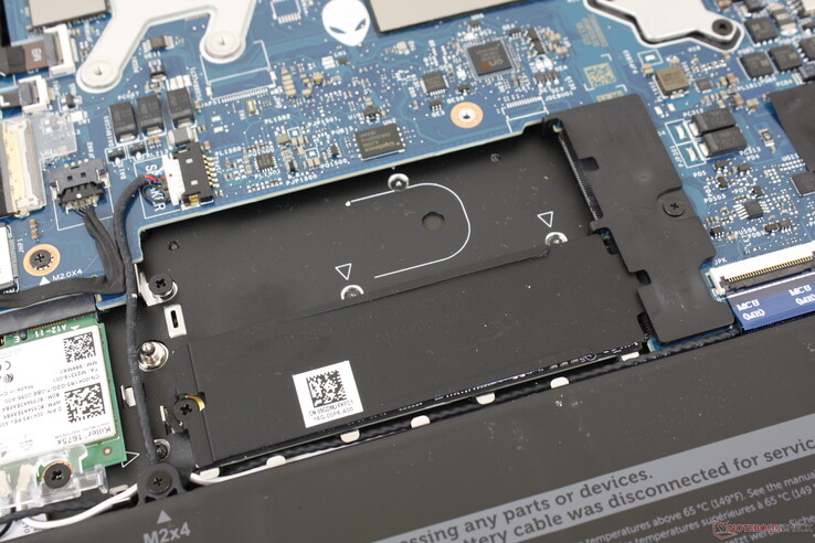 Wie das Alienware x17 unterstützt der Laptop bis zu zwei M.2-2280-Laufwerke. Eine Kühlplatte ist ebenfalls vorhanden.
