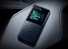 Das Motorola Razr 2022 bietet ein deutlich größeres Zweitdisplay als das Samsung Galaxy Z Flip4 5G. (Bild: Motorola)