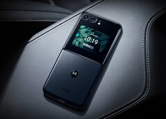 Das Motorola Razr 2022 bietet ein deutlich größeres Zweitdisplay als das Samsung Galaxy Z Flip4 5G. (Bild: Motorola)