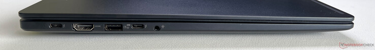 Links: USB-C 4.0 mit Thunderbolt 4 (40 GBit/s, DisplayPort, Power Delivery), HDMI 2.1 TMDS, USB-A 3.2 Gen.1 (5 GBit/s, Powered), USB-C 4.0 mit Thunderbolt 4 (40 GBit/s, DisplayPort, Power Delivery), 3,5-mm-Audio