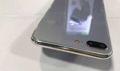 Das iPhone 7s Plus zeigt sich erstmals als Dummy. Wireless Charging vermutlich mit an Bord.