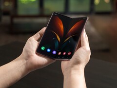 Das Samsung Galaxy Z Fold 2 ist deutlich schicker als sein Vorgänger, die Technik wurde besser, der Preis günstiger. (Bild: Samsung)