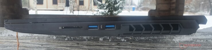 Rechts: SD-Kartenleser, 2x USB-A 3.2 Gen1
