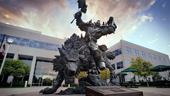 Die berüchtigte Ork-Statue vor dem Blizzard-Hauptquartier wirkt ebenso verärgert wie viele Mitarbeiter. (Bild: Blizzard)