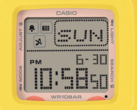 Die Casio Baby-G BGD-10KPM-7 verfügt über ein nahezu quadratisches digitales Zifferblatt, das zahlreiche Informationen übersichtlich darstellt