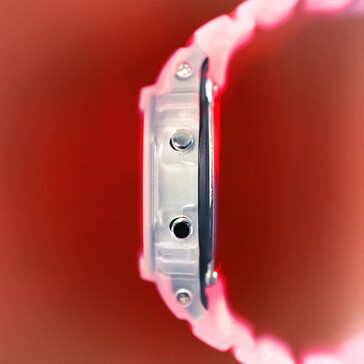 Seitenansicht der Casio G-Shock DW-5600TNT-7 mit transluzentem Gehäuse und Metalldrückern.