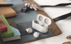 Die neuen Amazon Echo Buds sind 20 Prozent kleiner als ihre Vorgänger, was den Tragekomfort verbessern soll. (Bild: Amazon)