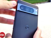 Das Google Pixel 8 Pro übersteht einen ersten Drop-Test mit nur minimalen Schäden. (Bild: PBKreviews)