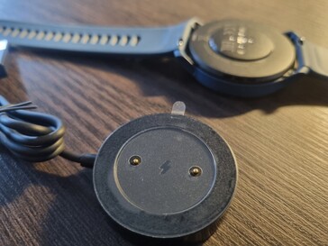 Geladen wird über eine magnetische Ladeschale