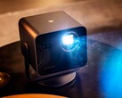 Der Leica Cine Compact 1 ist wesentlich kompakter und günstiger als der Cine Play 1.