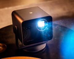 Der Leica Cine Compact 1 ist wesentlich kompakter und günstiger als der Cine Play 1.