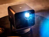 Der Leica Cine Compact 1 ist wesentlich kompakter und günstiger als der Cine Play 1.