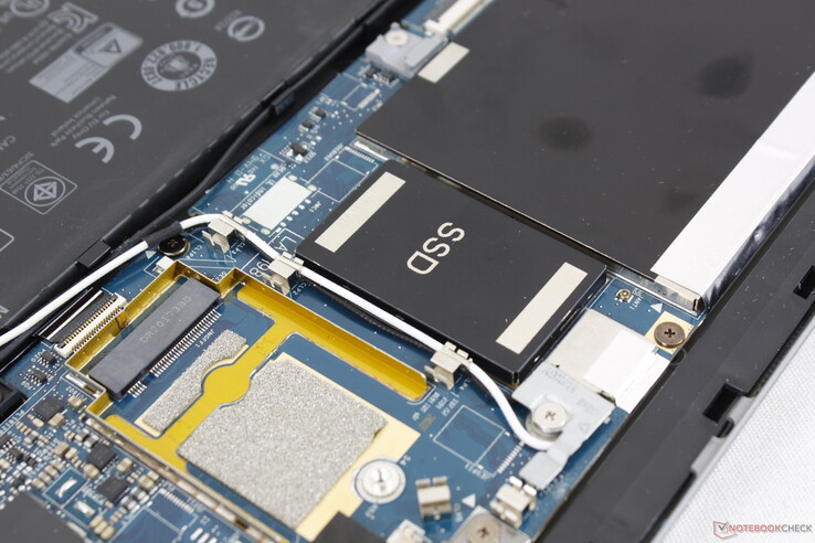 Der M.2-2230-Schacht hat eine Abdeckung, die die Wartung erschwert. Dell meint außerdem, dass eine zusätzliche M.2-SSD nicht auf dem WAN-Slot installiert werden kann, "weil die Anschlüsse anders sind"