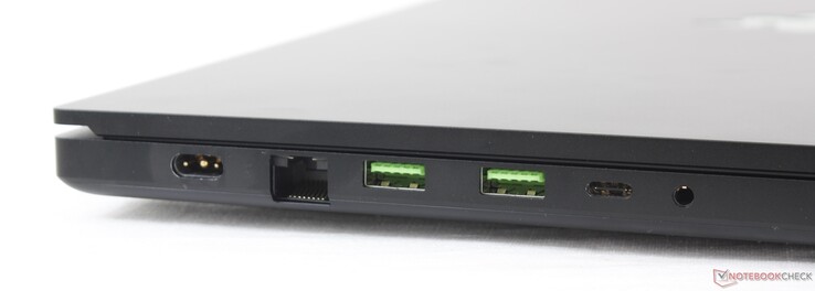 Links: Ladeanschluss, 2.5 Gbit RJ-45, 2x USB 3.2 Gen. 2, USB-C 3.2 Gen. 2, kombinierter 3,5-mm-Audioanschluss
