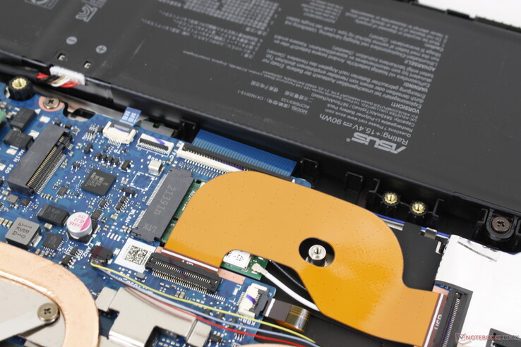 Intels AX201 ist standardmäßig an Bord und bietet WLAN-6- und Bluetooth-5.2-Unterstützung. Im Test mit unserem Netgear-Router RAX200 sind keine Probleme aufgetreten. Das WLAN-Modul befindet sich unter dem M.2-2280-Steckplatz.
