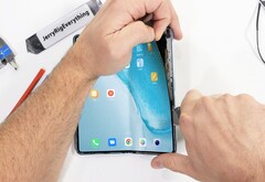 Das Honor Magic Vs macht Reparaturen nicht besonders einfach, das gilt aber auch für die meisten Foldable-Konkurrenten. (Bild: JerryRigEverything)