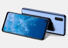 Ein erstes Motorola-Handy mit Triple-Cam und Displayloch taucht als 360 Grad-Video auf.