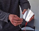 Dieser papierdünne Lautsprecher könnte ein Vorzeichen für günstige und energiesparende Audiotapeten der Zukunft sein. (Bild: MIT)