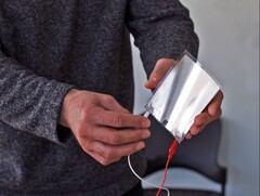 Dieser papierdünne Lautsprecher könnte ein Vorzeichen für günstige und energiesparende Audiotapeten der Zukunft sein. (Bild: MIT)
