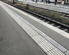 Die leuchtende Bahnsteigkante in Hannover, augenscheinlich Module des Berliner Start-ups Siut. (Bildquelle: Andreas Sebayang/Privat)