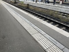 Die leuchtende Bahnsteigkante in Hannover, augenscheinlich Module des Berliner Start-ups Siut. (Bildquelle: Andreas Sebayang/Privat)