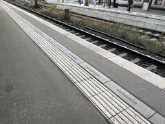 Die leuchtende Bahnsteigkante in Hannover, augenscheinlich Module des Berliner Start-ups Siut. (Bildquelle: Andreas Sebayang/Privat)