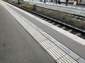 Die leuchtende Bahnsteigkante in Hannover, augenscheinlich Module des Berliner Start-ups Siut. (Bildquelle: Andreas Sebayang/Privat)