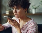 Frau spricht in ein Smartphone