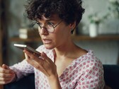 Frau spricht in ein Smartphone