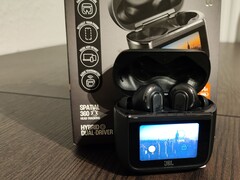 Die JBL Tour 3 Pro kommen mit einem Ladecase mit Touchscreen (Bildquelle: Notebookcheck)