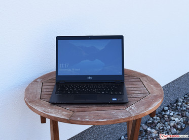 Fujitsu LifeBook U748 im Schatten