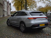 Mercedes EV steht queer auf einem Kopfsteinpflaster