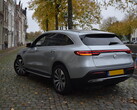 Mercedes EV steht queer auf einem Kopfsteinpflaster