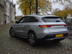 Mercedes EV steht queer auf einem Kopfsteinpflaster