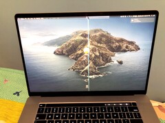 Solche dramatischen Displayschäden können durch das Schließen eines MacBooks mit Webcam-Abdeckung auftreten, warnt Apple.