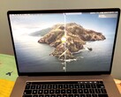 Solche dramatischen Displayschäden können durch das Schließen eines MacBooks mit Webcam-Abdeckung auftreten, warnt Apple.