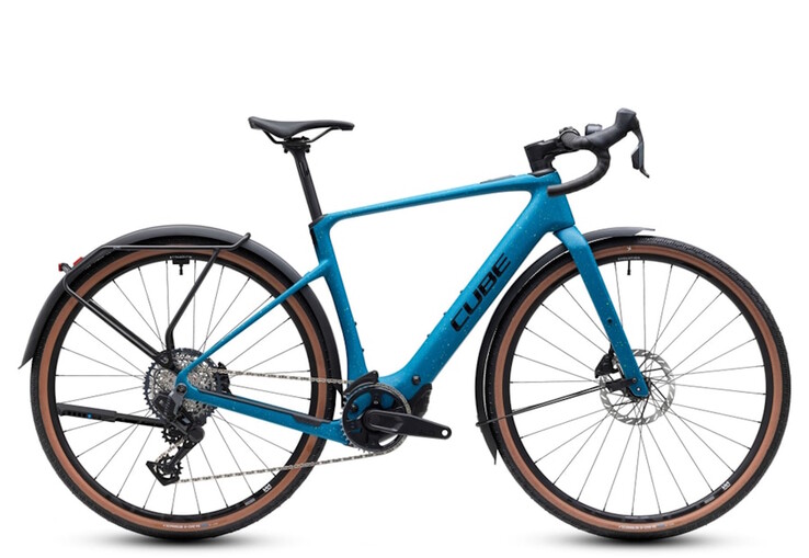 Verbaut sind Schutzbleche, ein Gepäckträger, ein Fahrradständer und eine Beleuchtung