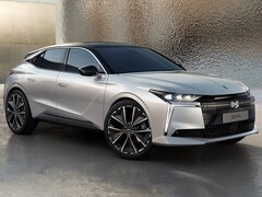Der kompakte DS N°4 ist mit drei Antriebs-Technologien erhältlich: selbstladender Hybrid, Plug-in-Hybrid und als vollelektrischer E-Tense (Bild: Stellantis).