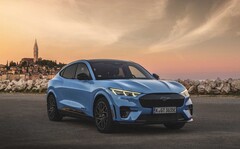 Der Ford Mustang Mach-E wird nach einer erneuten Preiserhöung in Deutschland nun ab rund 63.000 Euro angeboten (Bild: Ford)