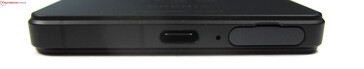 Fußseite: USB-C 3.2 Gen.1, Mikrofon, microSD/SIM-Slot