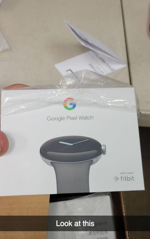 Die Verpackung der Google Pixel Watch ist am Wochenende bereits bei einem Händler in den USA fotografiert worden.