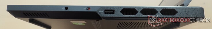rechte Seite: 3,5 mm Klinke, E-Shutter-Taste, USB-A 3.2 Gen1