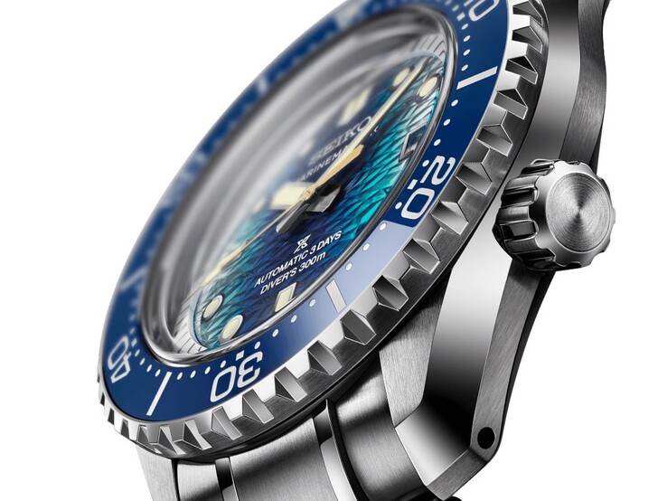 Die Seiko Marinemaster HBF002 zeigt das blaue Keramikgehäuse von der Seite Bildschirmrand