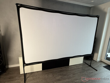 Die fertig aufgebaute Leinwand...