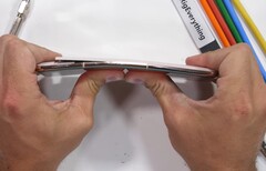 Das Samsung Galaxy A80 ist das erste Smartphone mit ausfahrender und drehbarer Kamera. Stabil genug für Zacks Durability-Test?