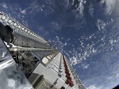 Für Starlink müssen tausende kleine Satelliten in einen niedrigen Orbit gebracht werden (Bild: SpaceX)