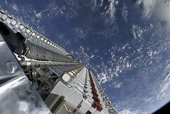 Für Starlink müssen tausende kleine Satelliten in einen niedrigen Orbit gebracht werden (Bild: SpaceX)
