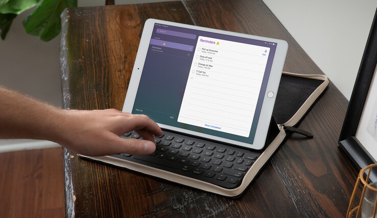 Das kleinere BookBook Cover passt auch für das iPad Air, das iPad 7 oder das 10,5 Zoll iPad Pro samt Smart Keyboard.