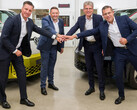 Elektromobilität: VWs PowerCo und Umicore gründen Joint Venture für nachhaltige Batteriematerialien.